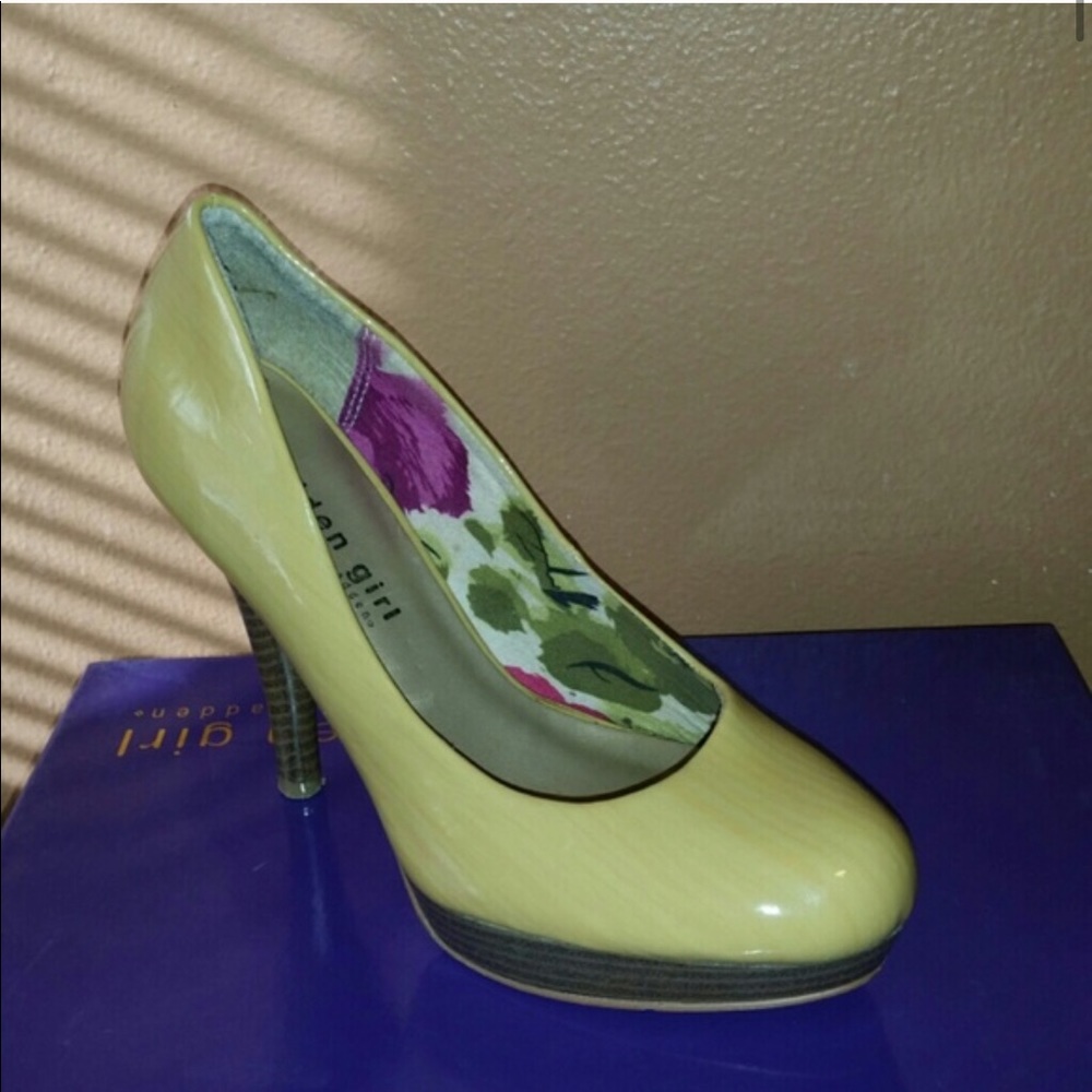 Yellow platform pumps.